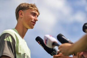 Dean Huijsen, jugador de Real Madrid habla con la prensa en The Gardens North County District Park, en Palm Beach, Florida (Estados Unidos). EFE/ Juan Ignacio Roncoroni