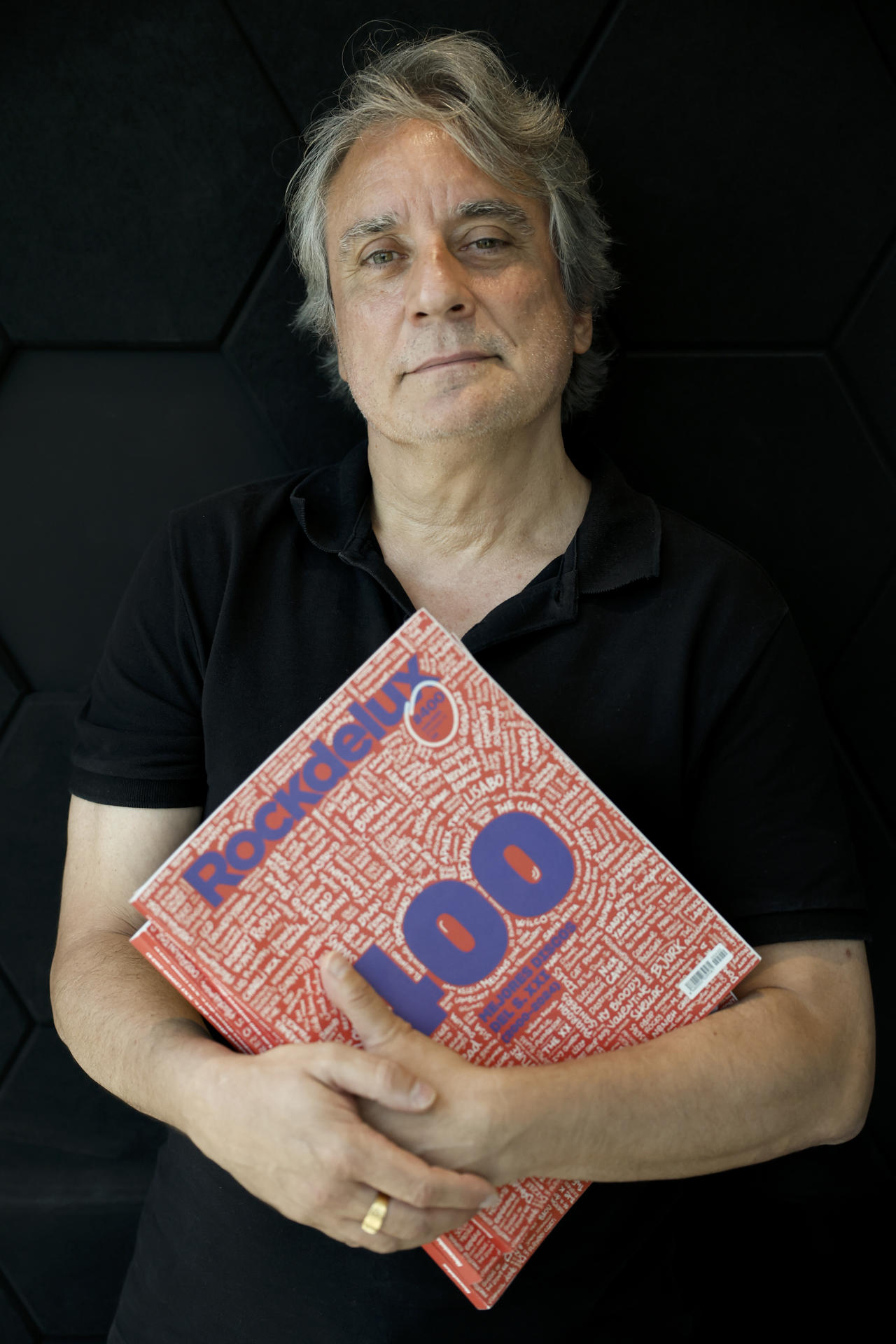 La mítica revista musical Rockdelux celebra su número 400 con la publicación de un especial con los 400 mejores discos del siglo XXI, una lista de álbumes que en la sección 'Made in Spain' encabeza Rosalía, "el mayor fenómeno en español desde Julio Iglesias", sostiene el director de la cabecera, Santi Carrillo, en una entrevista con EFE. EFE/Toni Albir
