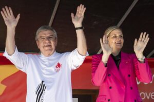La zimbabuense Kirsty Coventry se ha convertido en la décima presidenta del Comité Olímpico Internacional (COI), primera mujer que ostenta el cargo, tras la ceremonia de traspaso de poderes con su predecesor, el alemán Thomas Bach, en la sede del organismo en Lausana (Suiza). EFE/ IOC/Greg Martin // SOLO USO EDITORIAL/SOLO DISPONIBLE PARA ILUSTRAR LA NOTICIA QUE ACOMPAÑA (CRÉDITO OBLIGATORIO)