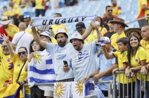 Fotografía del 10 de julio de 2024 tomada a aficionados de Colombia y Uruguay en una de las tribunas del estadio Bank of America en Charlotte (Carolina del Norte), sede del partido de semifinales de la Copa América que clasificó a los Cafeteros, pero terminó en gresca, incluso con la participación de jugadores del equipo Celeste. Casi un año después, el coliseo vuelve a abrir sus puertas para el encuentro del Mundial de Clubes entre Real Madrid y Pachuca. EFE/EPA/ERIK S. LESSER/ARCHIVO