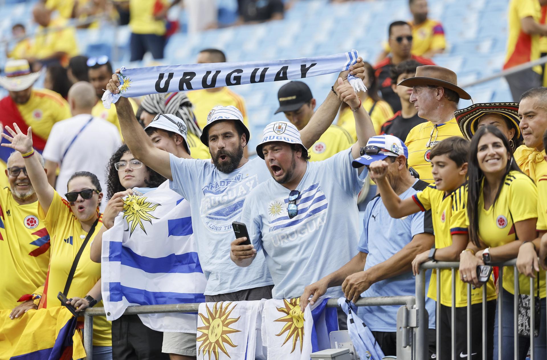 Fotografía del 10 de julio de 2024 tomada a aficionados de Colombia y Uruguay en una de las tribunas del estadio Bank of America en Charlotte (Carolina del Norte), sede del partido de semifinales de la Copa América que clasificó a los Cafeteros, pero terminó en gresca, incluso con la participación de jugadores del equipo Celeste. Casi un año después, el coliseo vuelve a abrir sus puertas para el encuentro del Mundial de Clubes entre Real Madrid y Pachuca. EFE/EPA/ERIK S. LESSER/ARCHIVO