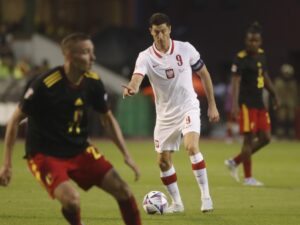 Imagen de archivo de Robert Lewandowski (c) en un partido con la selección de Polonia contra Bélgica. EFE/EPA/STEPHANIE LECOCQ