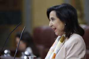 La ministra de Defensa, Margarita Robles, durante su comparecencia este miércoles ante el Pleno del Congreso para explicar los envíos de material bélico a Israel, por importe de 5,3 millones de euros entre el 7 de octubre de 2023 -fecha del ataque de Hamás y comienzo de la represalia israelí sobre Gaza- y el 31 de marzo de este año. EFE/ Mariscal