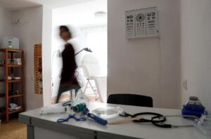 Imagen de archivo de una consulta de un médico. EFE/Manuel Bruque