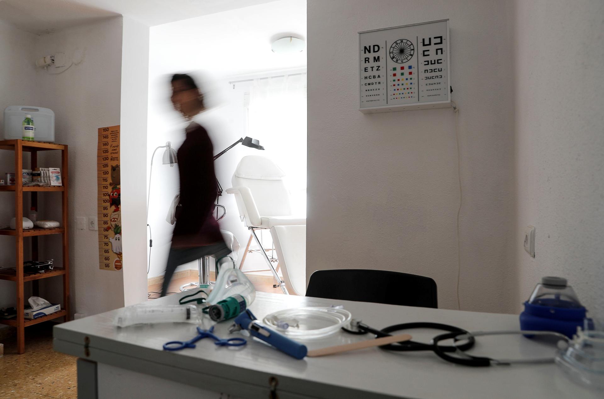 Imagen de archivo de una consulta de un médico. EFE/Manuel Bruque