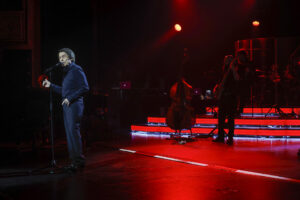 El cantante Raphael durante el concierto que ofrece este jueves en el Teatro de la Zarzuela, en Madrid. EFE/J.P.Gandul