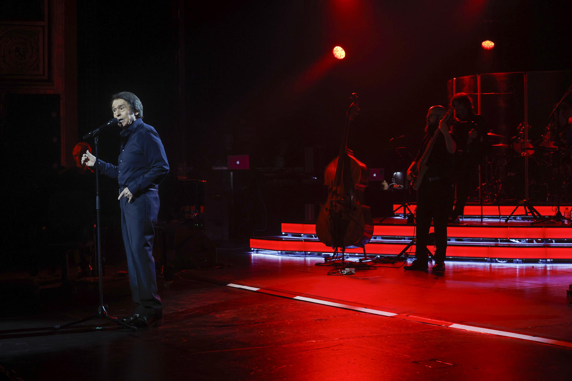 El cantante Raphael durante el concierto que ofrece este jueves en el Teatro de la Zarzuela, en Madrid. EFE/J.P.Gandul