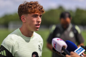 Víctor Muñoz, jugador del Real Madrid, habla con la prensa este lunes en The Gardens North County District Park de Palm Beach, Florida (Estados Unidos). EFE/ Juan Ignacio Roncoroni