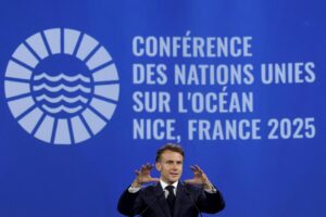 Niza (Francia), 8 jun (EFE).- El presidente francés, Emmanuel Macron, urgió este domingo a no cometer el "enorme error" de cuestionar la gravedad de la crisis ambiental que sufre nuestro planeta y la necesidad de trabajar desde el multilateralismo para afrontarla. EFE/EPA/CHRISTIAN HARTMANN / POOL MAXPPP OUT