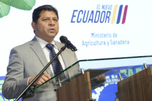 El ministro de Agricultura y Ganadería de Ecuador, Danilo Palacios, habla durante la inauguración de la convención 'Banana Time Machala 2025', este martes, en Machala (Ecuador). EFE/ AEBE