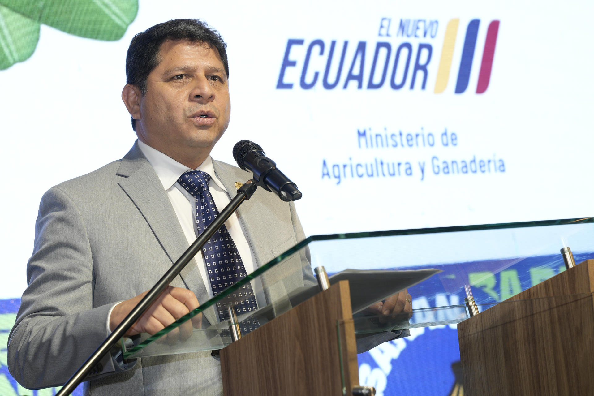 El ministro de Agricultura y Ganadería de Ecuador, Danilo Palacios, habla durante la inauguración de la convención 'Banana Time Machala 2025', este martes, en Machala (Ecuador). EFE/ AEBE