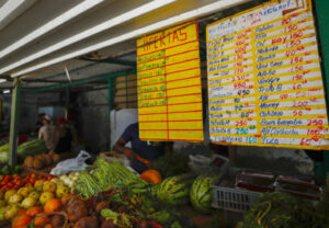 Vista de una tabla con precios en una plaza de mercado, en La Habana (CUBA). EFE/Yander Zamora