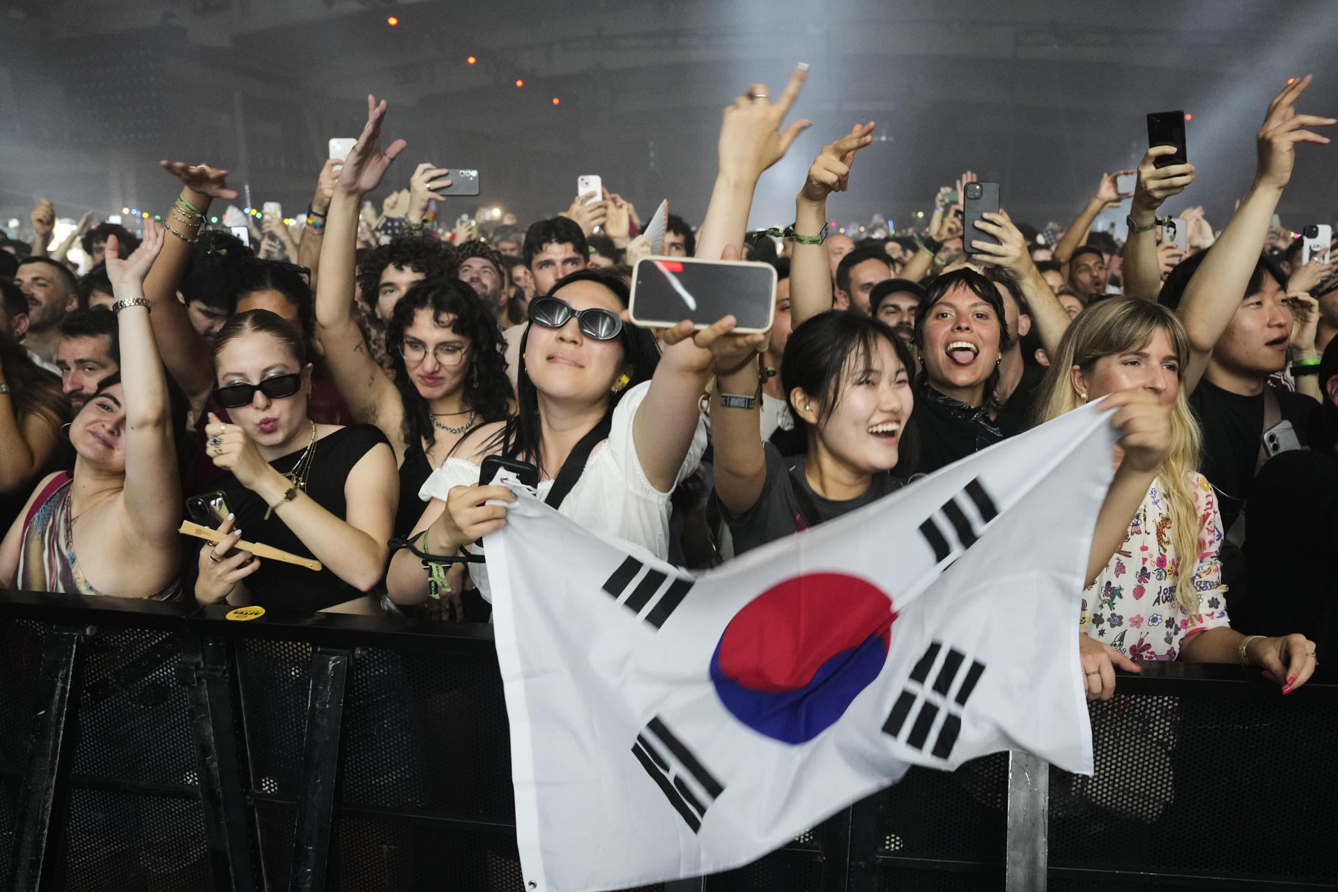 Hay pocas cosas más pegajosas que el house clásico o el broken beat, y la dj y productora surcoreana Peggy Gou ha dado con una fórmula perfecta que se nutre de esa conjunción para el baile sin pretensiones, con la que ha logrado agitar y hacer sudar este viernes al público en su set del festival Sónar.saf/gcm/fp