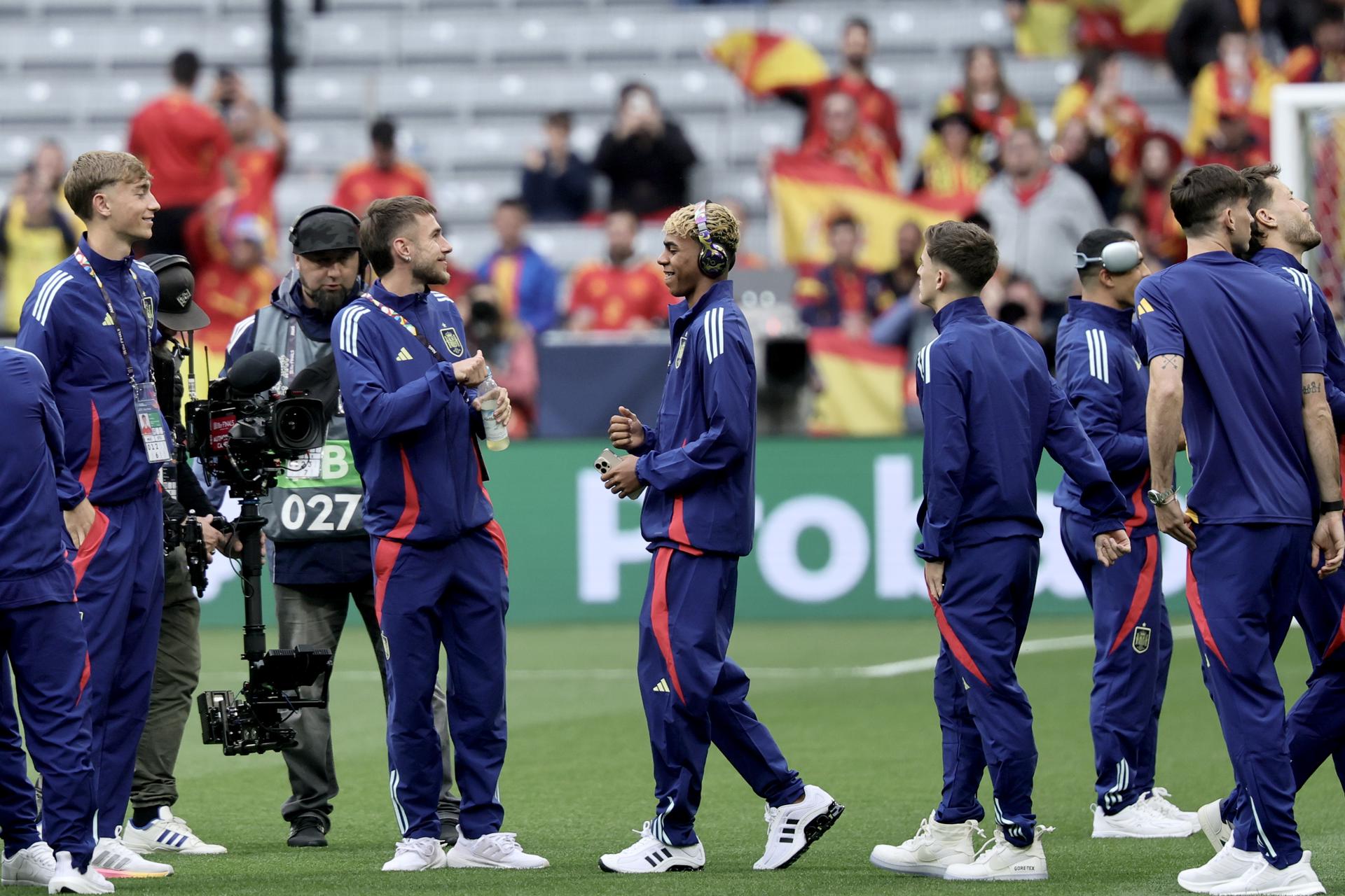 Lamine Yamal (C)y sus compañeros antes de la final en Múnich, Alemania. EFE/EPA/RONALD WITTEK