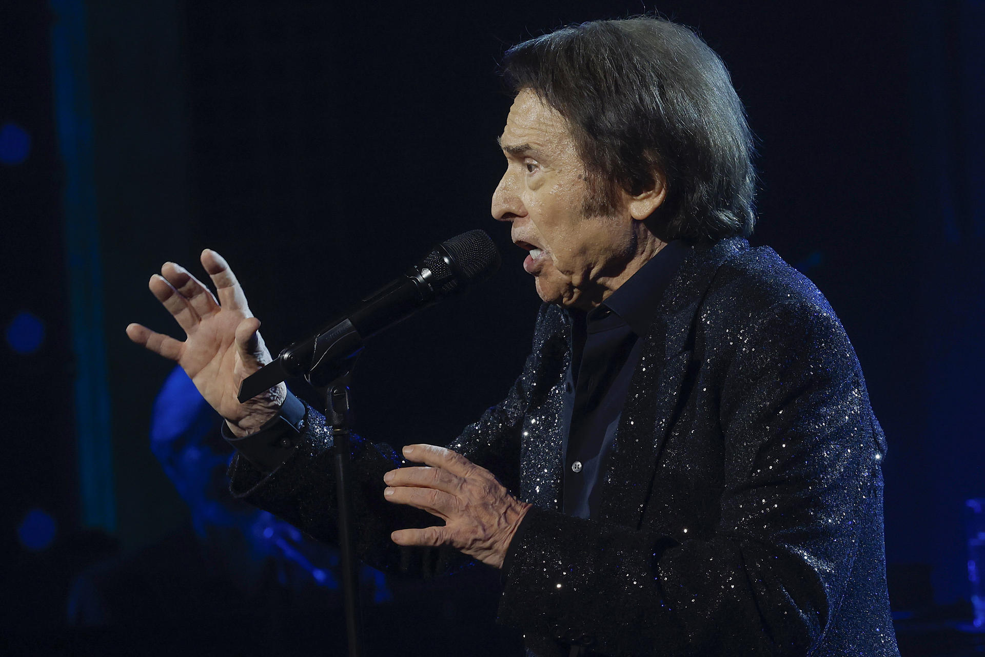 El cantante Raphael durante el concierto que ofrece este jueves en el Teatro de la Zarzuela, en Madrid. EFE/J.P.Gandul