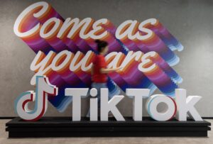 Fotografía de archiv que muestra a una persona caminando junto a un cartel de TikTok durante una visita de prensa a las oficinas de Bytedance y TikTok en Singapur (Singapur). EFE/EPA/HOW HWEE YOUNG/ARCHIVO
