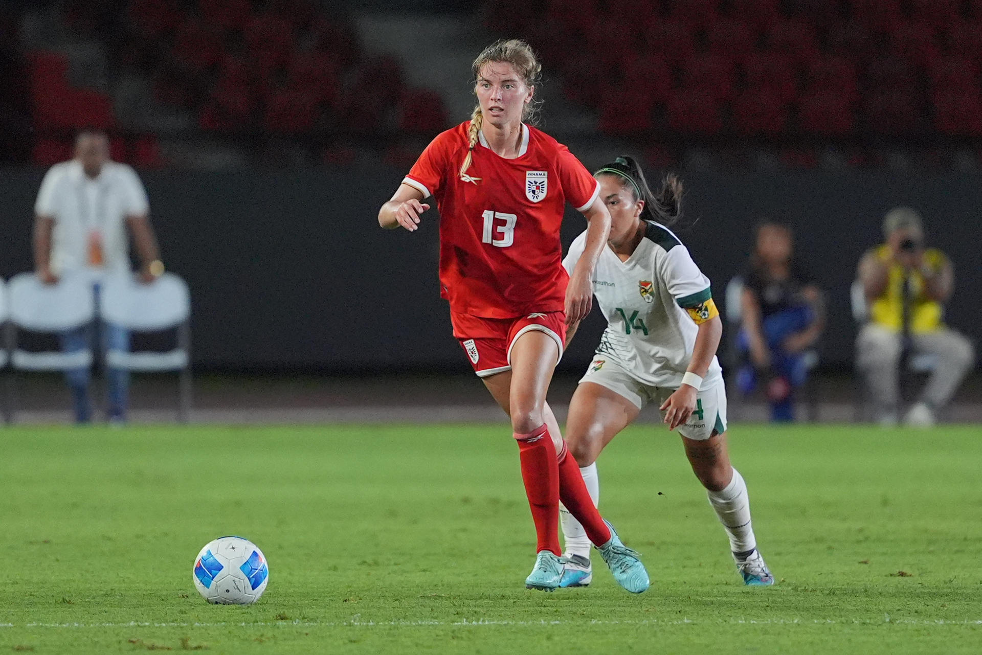 La panameña Riley Tanner (i) supera la marca de la boliviana Ana Rojas durante el partido amistoso que las centroamericanas ganaron este lunes por 5-1 en el estadio Rommel Fernández de Ciudad de Panamá. EFE/ Alexis Quiróz
