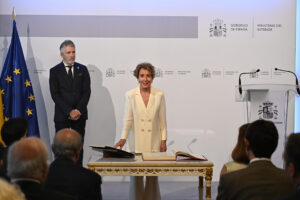 Aina Calvo toma posesión como secretaria de Estado de Seguridad en un acto presidido por el ministro del Interior, Fernando Grande-Marlaska (i), este jueves en la sede del ministerio. EFE/Fernando Villar