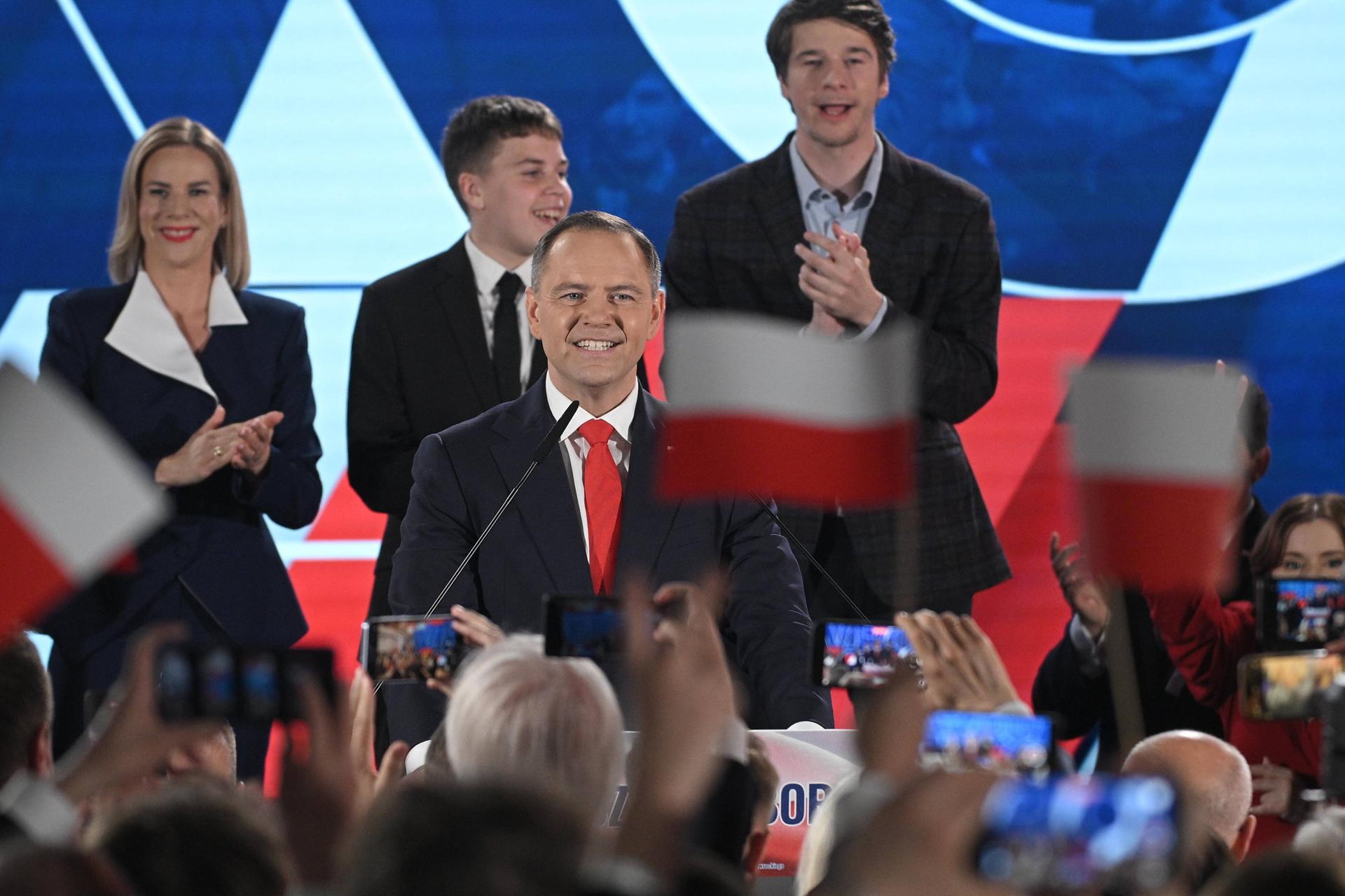 El candidato presidencial polaco apoyado por el partido conservador y nacionalista Ley y Justicia (PiS), Karol Nawrocki (c), al dar un discurso, este domingo, 1 de junio, luego de la segunda vuelta de los comicios presidenciales polacos, en Varsovia (Polonia). EFE/Marcin Obara