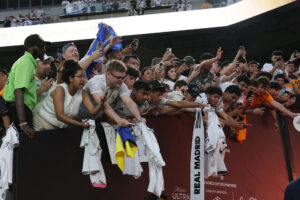 Aficionados del Real Madrid colmaron este jueves las gradas del Lincoln Financial Field, de Filadelfia parea acompañar al equipo blanco en su partido contra Salzburgo en el cierre de la fase de grupos del Mundial de Clubes. EFE/ Andre Coelho