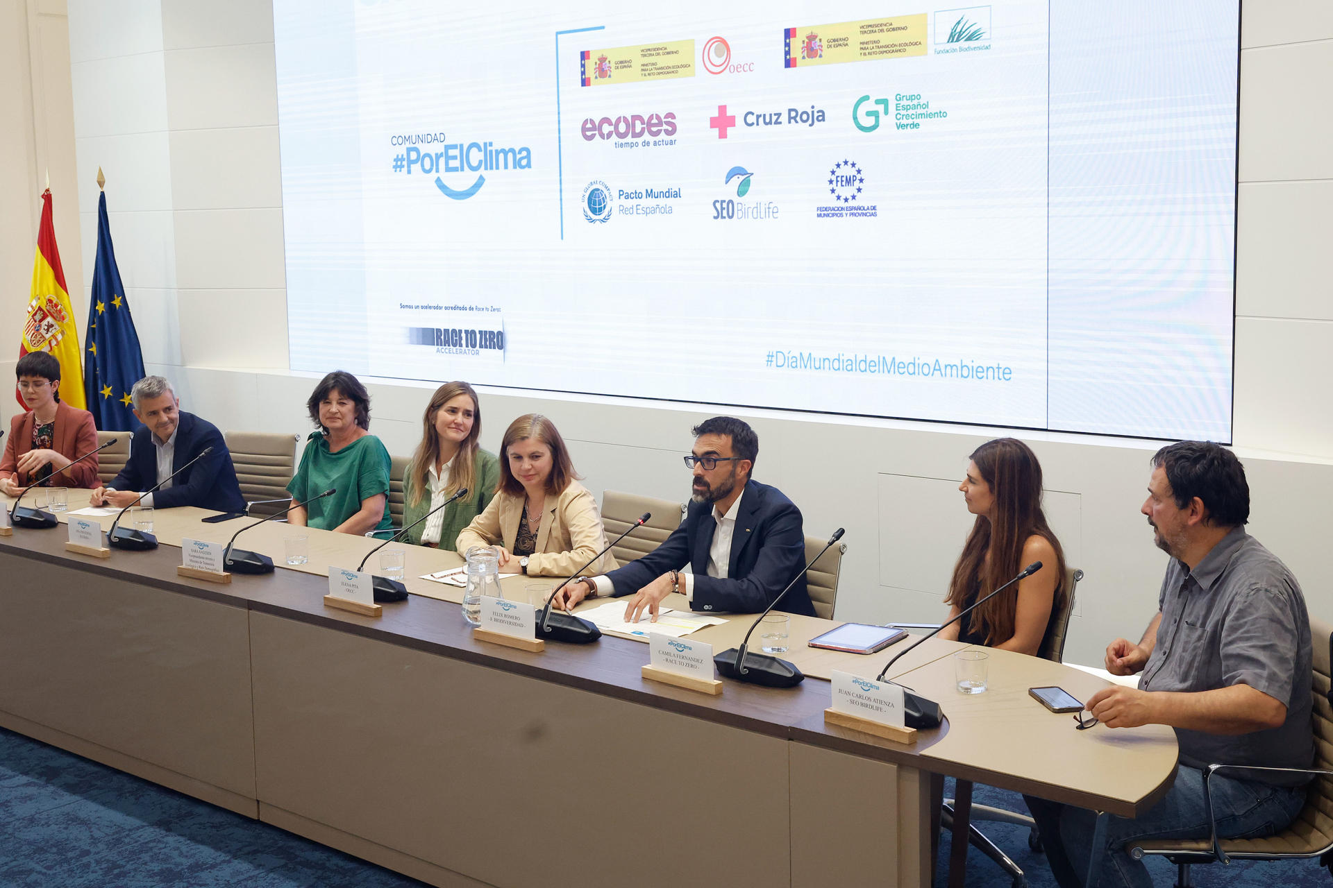 La vicepresidenta tercera y ministra para la Transición Ecológica y el Reto Demográfico, Sara Aagesen (4i), asiste al encuentro de 'Comunidad #PorElClima' con motivo del Día Mundial del Medio Ambiente, este jueves en Madrid. EFE/ J.P.Gandul