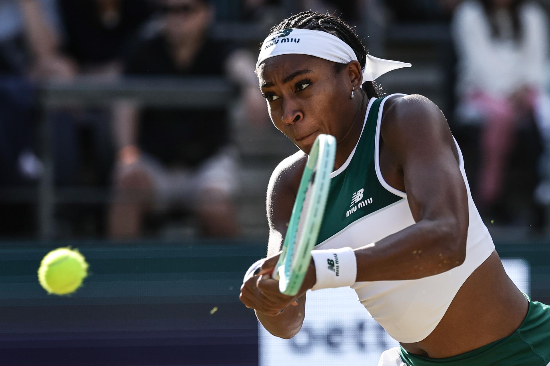 La china Xinyu Wang dio la sorpresa este jueves del torneo de Berlín al ganar a la número dos del mundo, la estadounidense Coco Gauff. EFE/EPA/FILIP SINGER