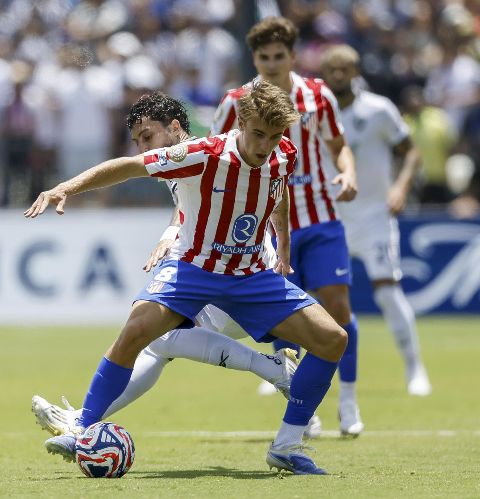 El centrocampista Pablo Barrios manifestó este lunes en Pasadena (California)  su decepción con la eliminación del Atlético de Madrid (frente) del Mundial de Clubes. EFE/EPA/CAROLINE BREHMAN