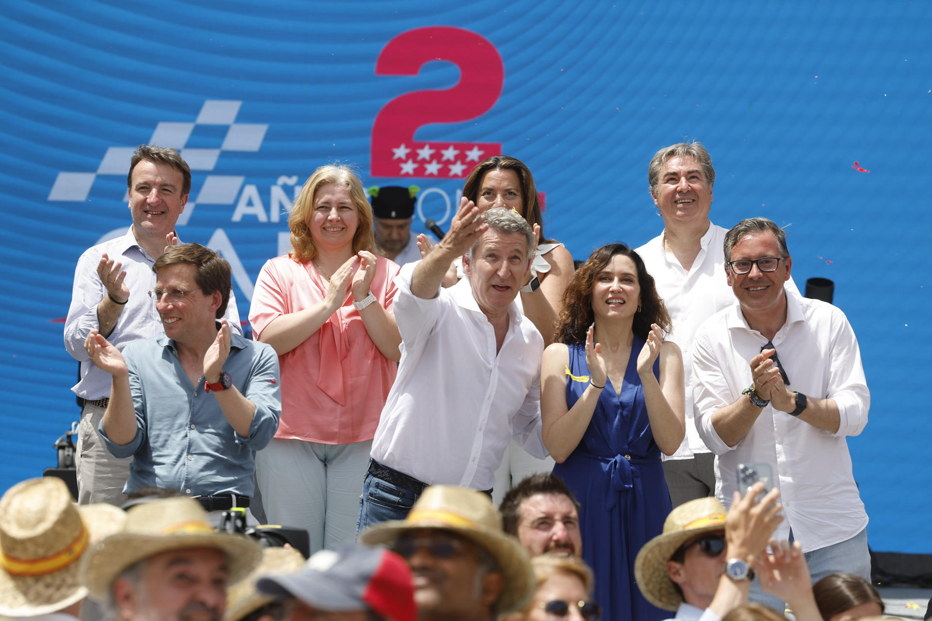 El presidente del PP, Alberto Núñez Feijóo; la presidenta de la Comunidad de Madrid, Isabel Díaz Ayuso (2d), y el alcalde de Madrid, José Luis Martínez-Almeida, entre otros dirigentes del partido, durante el acto organizado por el Partido Popular para celebrar el ecuador de una legislatura en la que gobierna con mayoría absoluta tanto en la Comunidad como en la ciudad de Madrid. EFE/Juan Carlos Hidalgo
