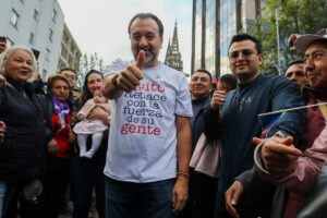 El alcalde de Quito, Pabel Muñoz, saluda durante una manifestación de apoyo a su gestión este martes, en el marco de un proceso de revocatoria en su contra, en Quito (Ecuador). EFE/ José Jácome