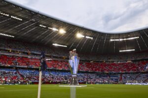 El trofeo de la Liga de Naciones en el Allianz Arena de Múnich, Alemania. EFE/EPA/ANNA SZILAGYI