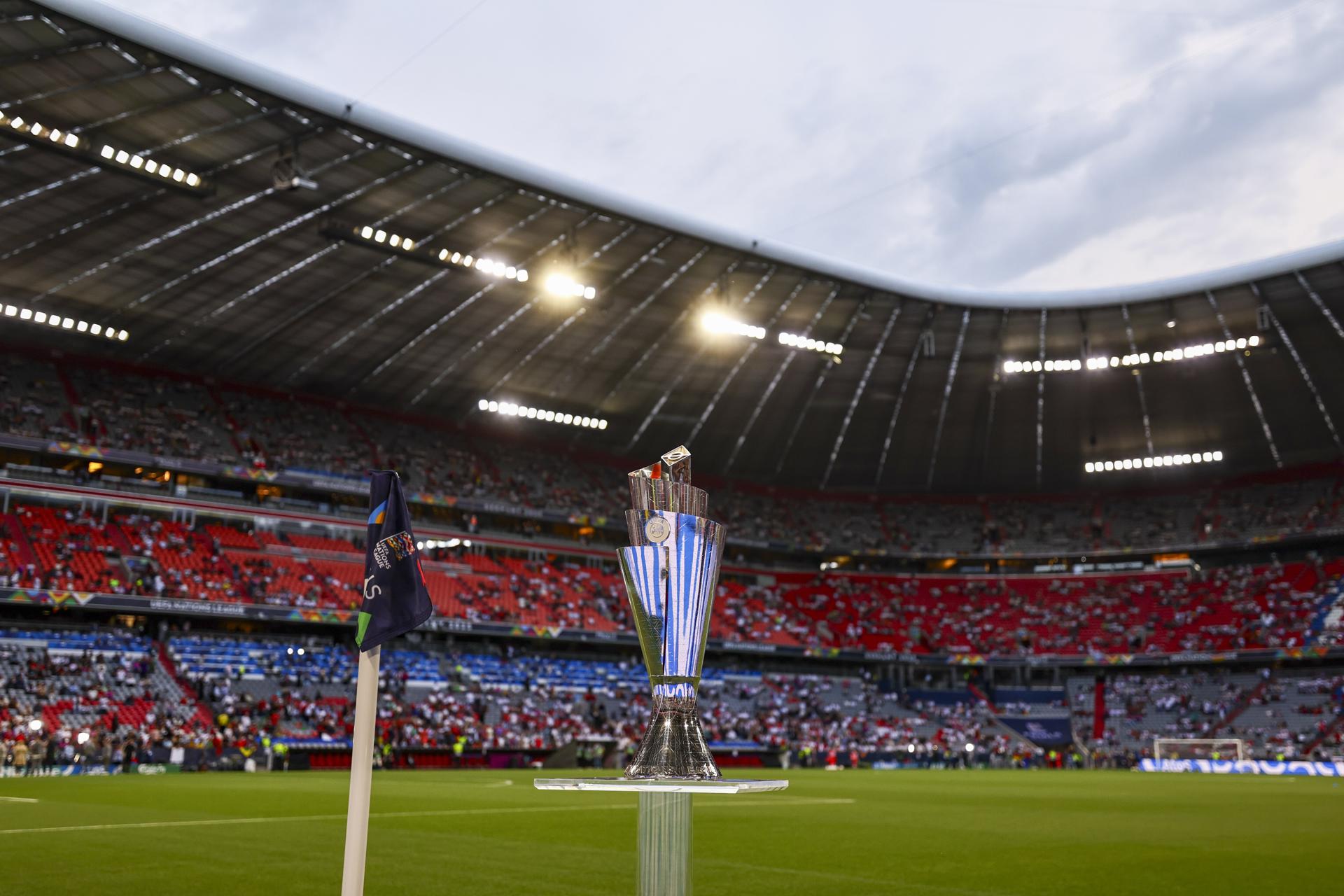 El trofeo de la Liga de Naciones en el Allianz Arena de Múnich, Alemania. EFE/EPA/ANNA SZILAGYI