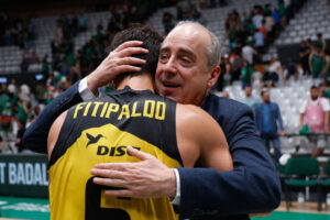 El entrenador de La Laguna Tenerife Txus Vidorreta (d) felicita al base uruguayo de La Laguna Tenerife Bruno Fitipaldo, tras el segundo partido de los cuartos de final de la Liga Endesa de baloncesto que Joventut y La Laguna Tenerife han disputado este miércoles en el Pabellón Olímpico de Badalona. EFE/Quique García