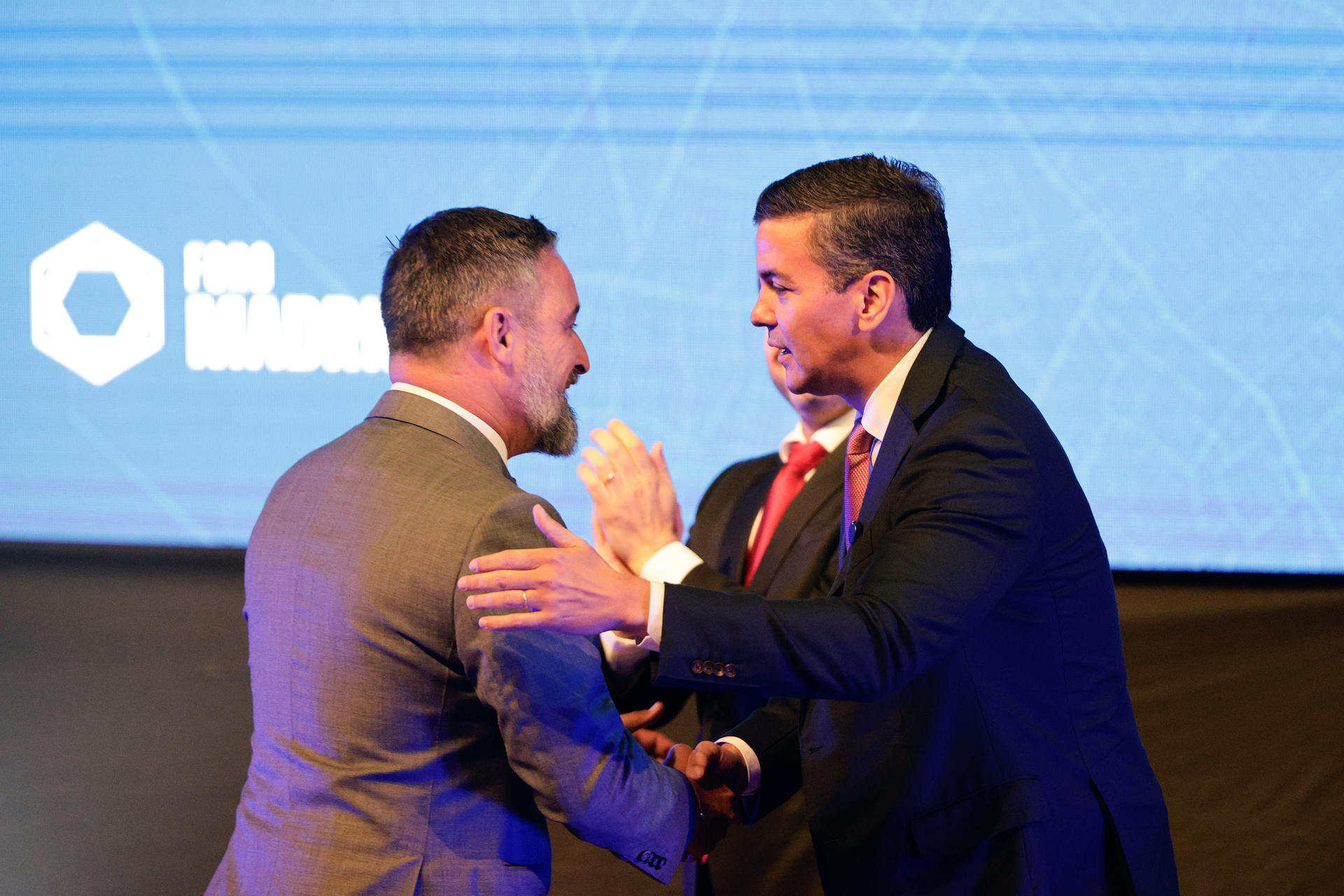 El presidente de Paraguay, Santiago Peña (d), saluda al presidente del partido español VOX, Santiago Abascal, en la apertura del IV Foro Madrid este jueves, en Asunción (Paraguay). EFE/ Juan Pablo Pino