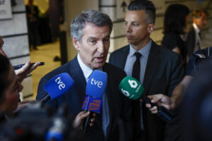 El líder del PP, Alberto Núñez Feijóo, atiende a la prensa durante su asistencia al XII Encuentro Sernauto  este jueves en Ifema. EFE/ Rodrigo Jiménez