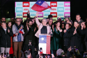 La comunista, Jeannette Jara (c), festeja su triunfo este domingo, en Santiago (Chile).. EFE/ Elvis González