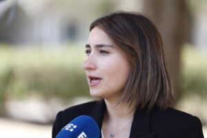 La canciller colombiana, Laura Sarabia, habla durante una entrevista con EFE este jueves, en Saint John’s (Antigua y Barbuda). EFE/ Bienvenido Velasco