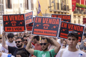 Manifestación convocada por decenas de entidades sociales contra el turismo masivo y sus consecuencias con el lema 'Por el derecho a una vivienda digna. Stop a la turistificación' este domingo, en Palma de Mallorca. Miles de personas se han manifestado este domingo en varias ciudades como Barcelona, Palma, San Sebastián y Granada contra el turismo masivo, un modelo que, según denuncian, expulsa a los vecinos de los barrios y dispara el precio de la vivienda. EFE/ Cati Cladera