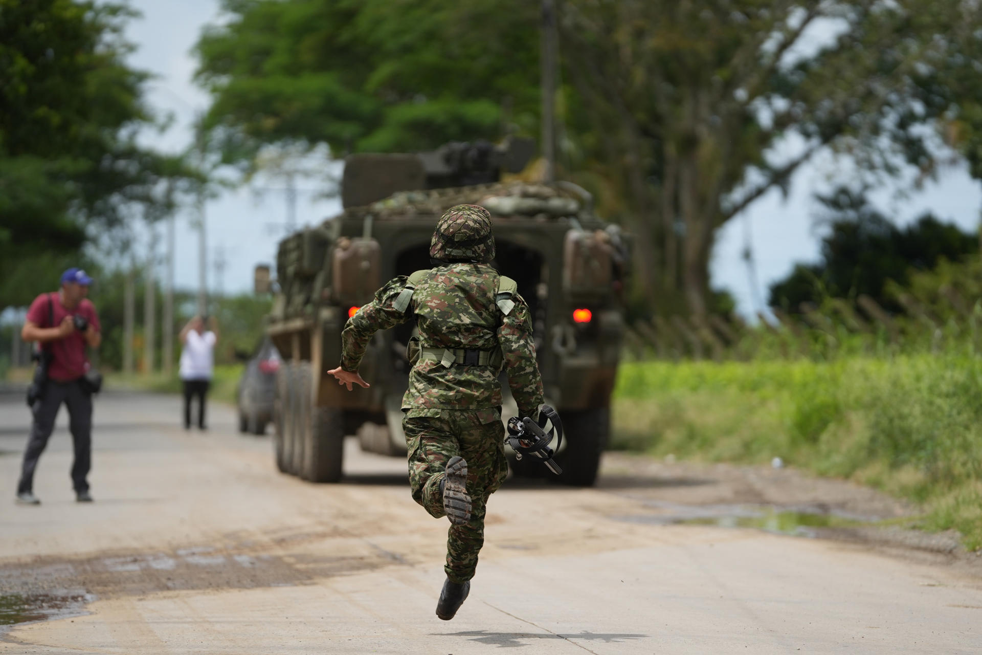 Un integrante de las Fuerzas Armadas vigila el área donde ocurrió una explosión este martes en el caserío de Guachinte, que forma parte del municipio de Jamundí (Colombia). EFE/ Ernesto Guzmán