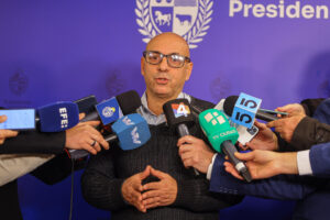 El presidente de la central sindical PIT-CNT, Marcelo Abdal, habla tras reunirse con el presidente de Uruguay, Yamandú Orsi y el ministro de trabajo de Uruguay, Juan Castillo, este lunes, en Montevideo (Uruguay). EFE/ Gastón Britos
