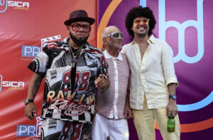 El cantante puertorriqueño Ñejo (i), su padre, y el rapero puertorriqueño PJ Sin Suela, al posar este jueves, 5 de junio, en la alfombra azul de los Premios Tu Música Urbano 2025, en Bebo Beach Club, en Carolina (Puerto Rico). EFE/Thais Llorca