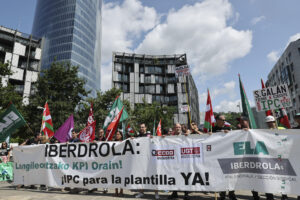 BILBAO, 06/06/2025.- Manifestación junto a la torre de Iberdrola este vienes en Bilbao de sus trabajadores, en la que supone la primera huelga en la historia de la eléctrica. EFE/Luis Tejido