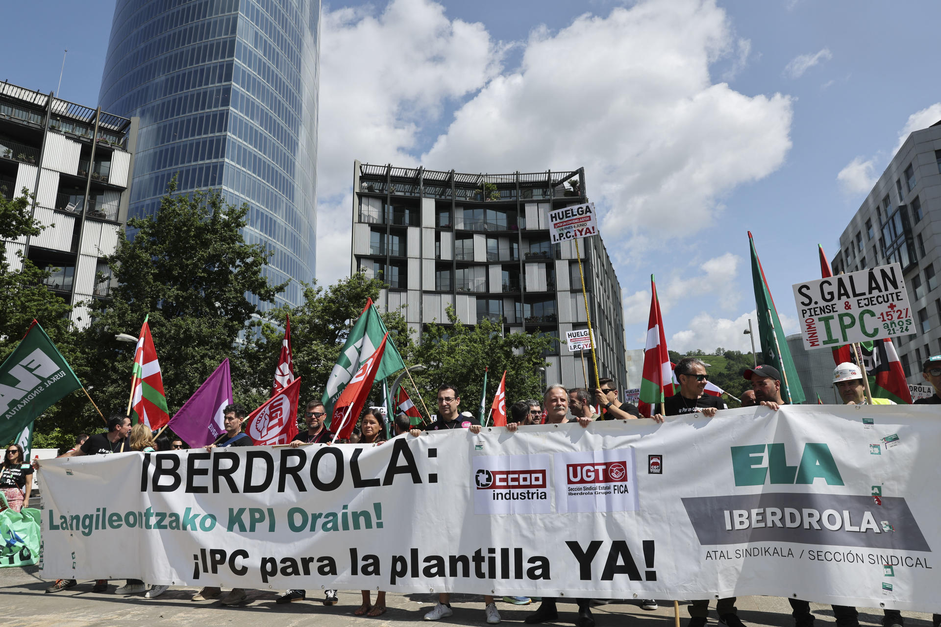 BILBAO, 06/06/2025.- Manifestación junto a la torre de Iberdrola este vienes en Bilbao de sus trabajadores, en la que supone la primera huelga en la historia de la eléctrica. EFE/Luis Tejido