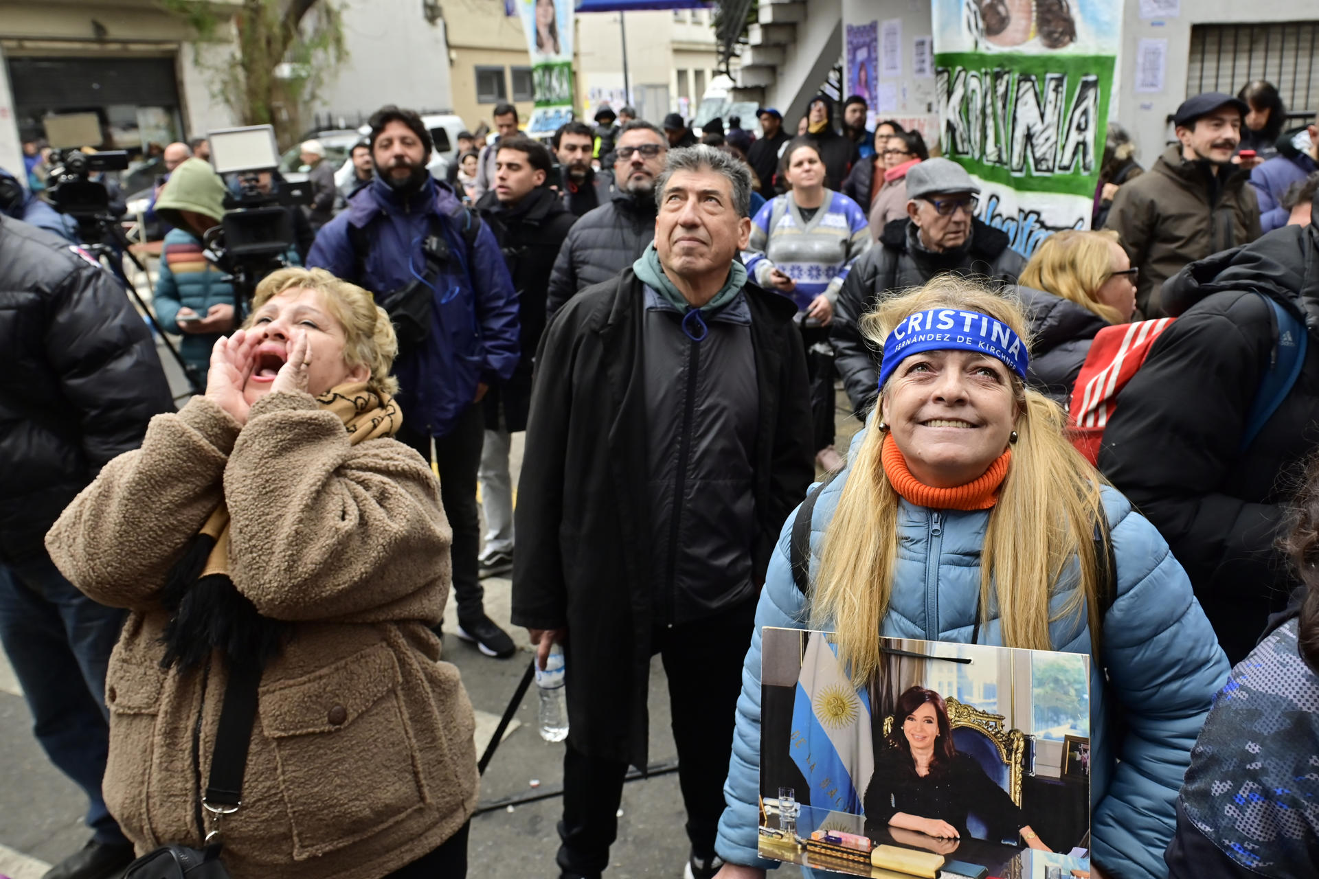 Personas esperan en la puerta de la casa de la expresidenta de Argentina Cristina Fernández de Kirchner este martes, en Buenos Aires (Argentina). EFE/Matias Martín Campaya