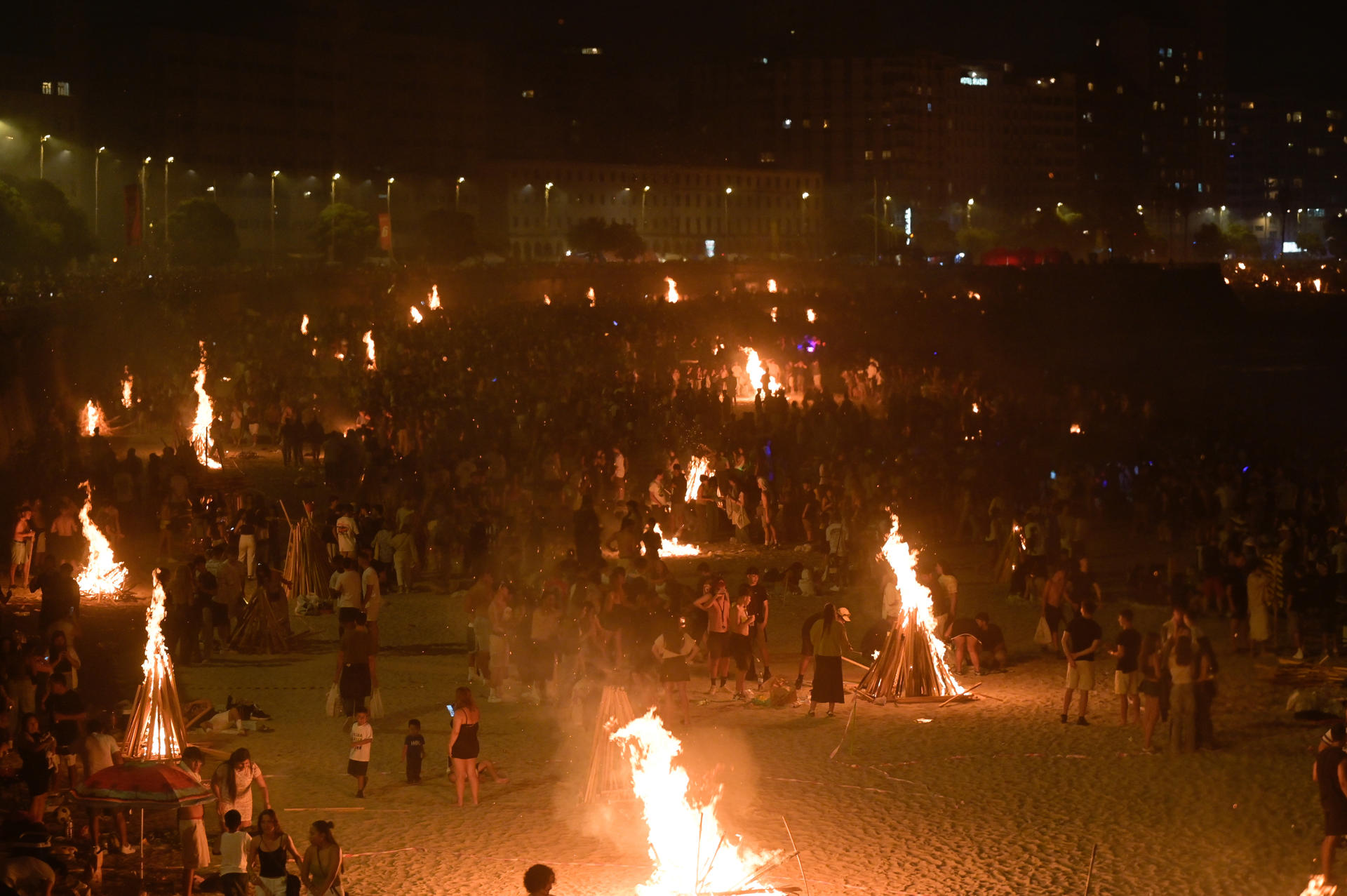 A Coruña, 24/06/2025.- Imagen de la playa coruñesa de Riazor durante la celebración de la noche de San Juan. EFE / Moncho Fuentes.