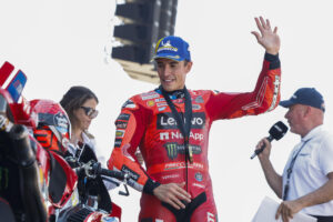 El piloto español de MotoGP Marc Márquez (Ducati Desmosedici GP25) celebra su victoria en la carrera 'sprint' del Gran Premio de Aragón de MotoGP que se ha disputado este sábado en el circuito Motorland de Alcañiz. EFE/Javier Cebollada