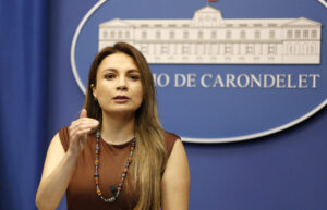 Fotografía cedida el pasado 23 de junio, por la Presidencia de Ecuador, de la portavoz del Gobierno, Carolina Jaramillo, durante una rueda de prensa, en Quito (Ecuador). EFE/ Presidencia de Ecuador