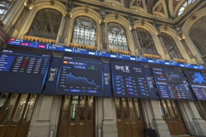 Varios paneles y monitores muestran en el parqué madrileño la evolución este  lunes de la Bolsa española, que cierra con una bajada  del 0,08 % aunque mantiene los 13.800 puntos, hasta situarse en los 13.839 enteros. EFE/ Vega Alonso