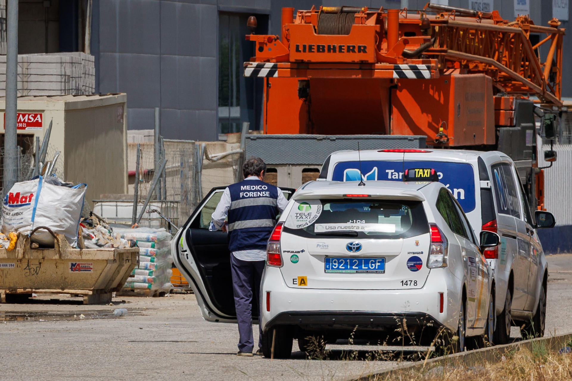 Una persona ha fallecido tras derrumbarse la segunda planta de una nave en construcción situada en un polígono industrial de Camas (Sevilla), en un suceso en el que se han producido varios heridos. Emergencias 112 Andalucía ha informado a EFE de que a las 13:45 horas han recibido varias llamadas de alerta que avisaban de que se había hundido la parte alta de una nave en construcción en el polígono Parque Plata-Los Hayones de la citada localidad. EFE/ Julio Muñoz