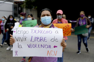 Fotografía de archivo fechada el 25 de noviembre de 2021 de una mujer mostrando un cartel durante una movilización con motivo de la conmemoración del Día Internacional de la Eliminación de la Violencia contra la Mujer, en Tegucigalpa (Honduras).EFE/ Gustavo Amador/