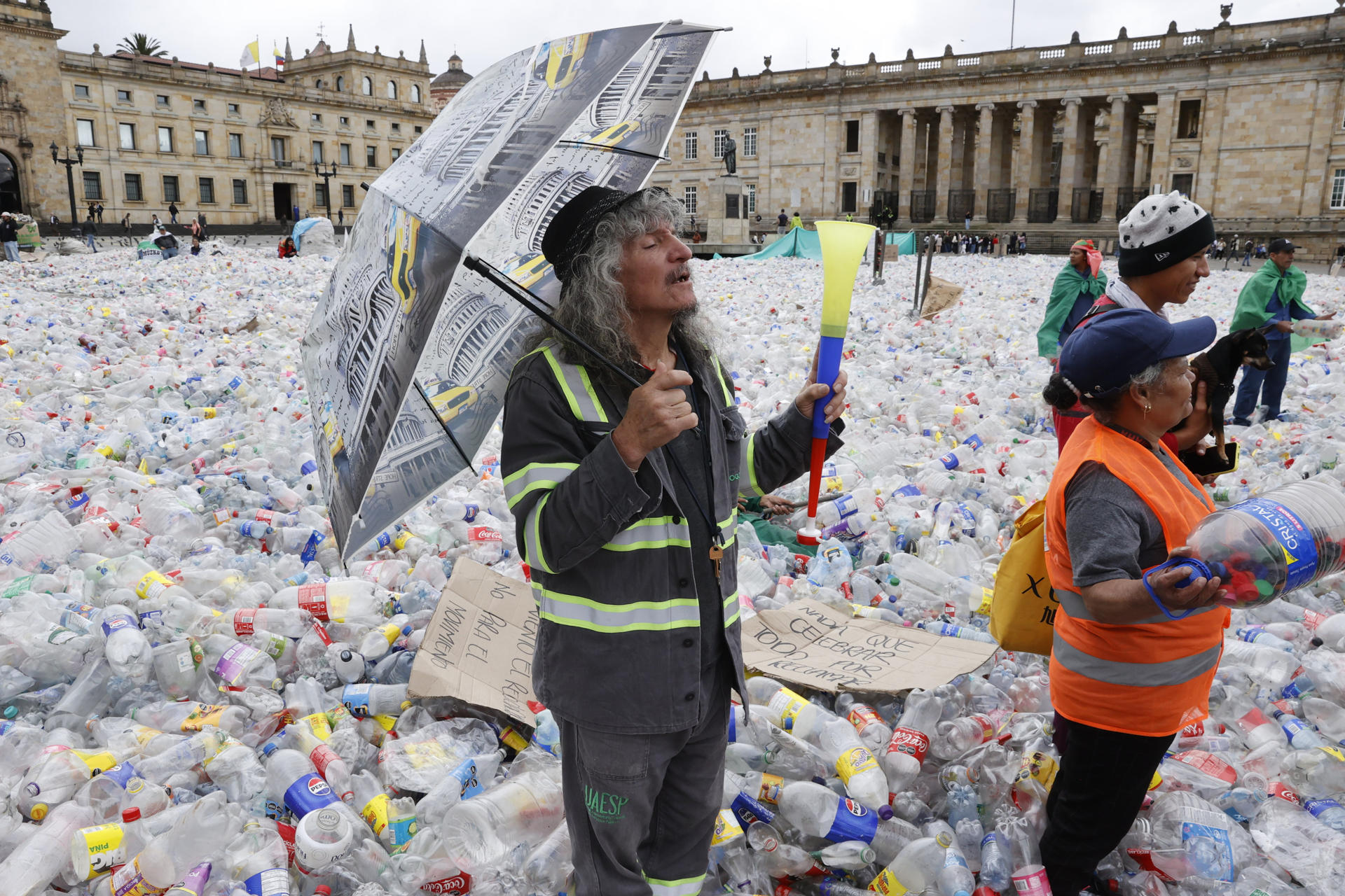 Recicladores participan en una protesta este martes, en la Plaza de Bolívar en Bogotá (Colombia). EFE/ Mauricio Dueñas Castañeda